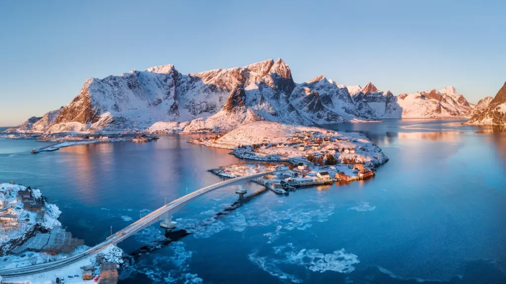 Lofoten: o arquipélago norueguês no ártico onde praias tropicais e o sol da meia-noite se encontram